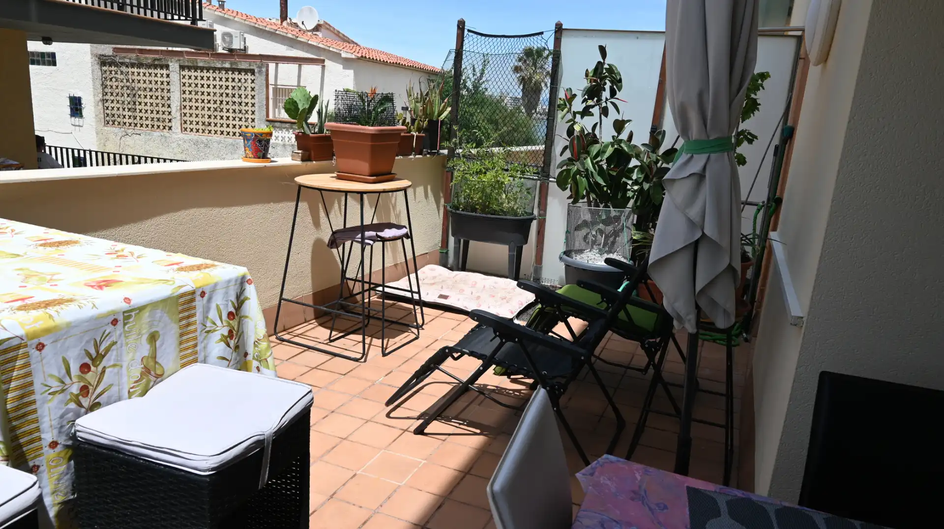 Terrasse von Wohnungen zum Verkauf in L'Escala mit Klimaanlage, Terrasse und Möbliert