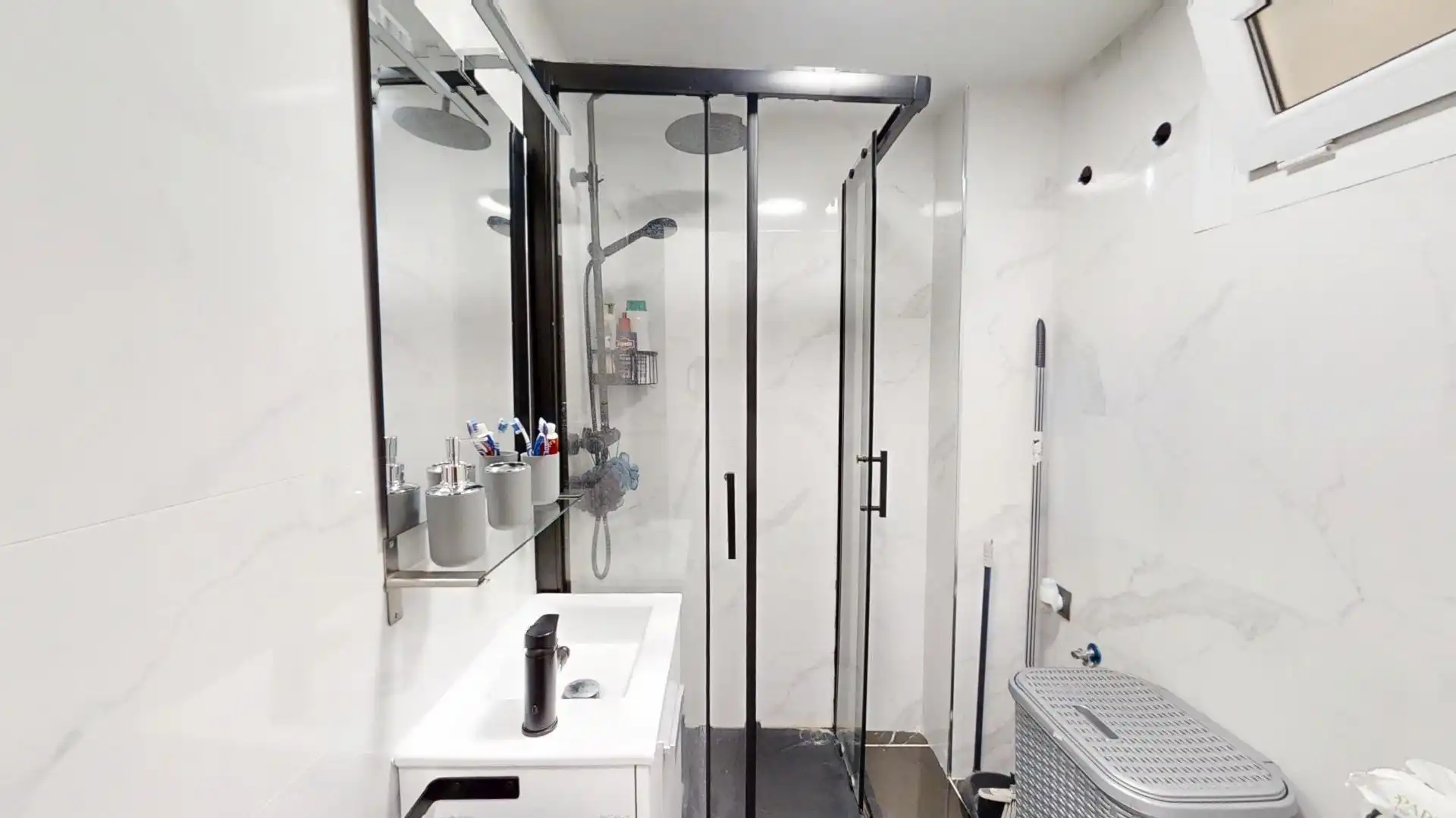 Baño de Estudio de alquiler en Benalmádena con Amueblado, Balcón y Piscina comunitaria