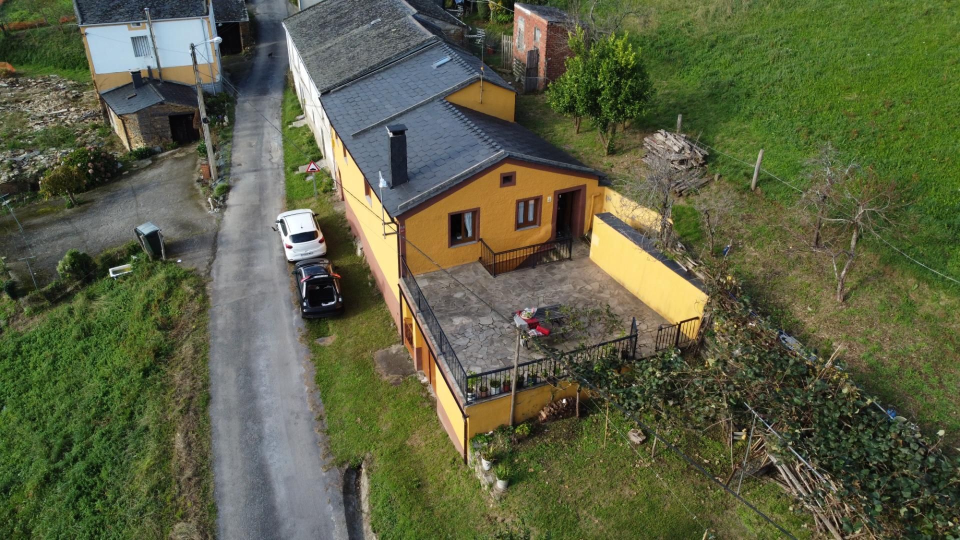 Vista exterior de Casa o xalet en venda en San Tirso de Abres amb Jardí privat, Terrassa i Traster
