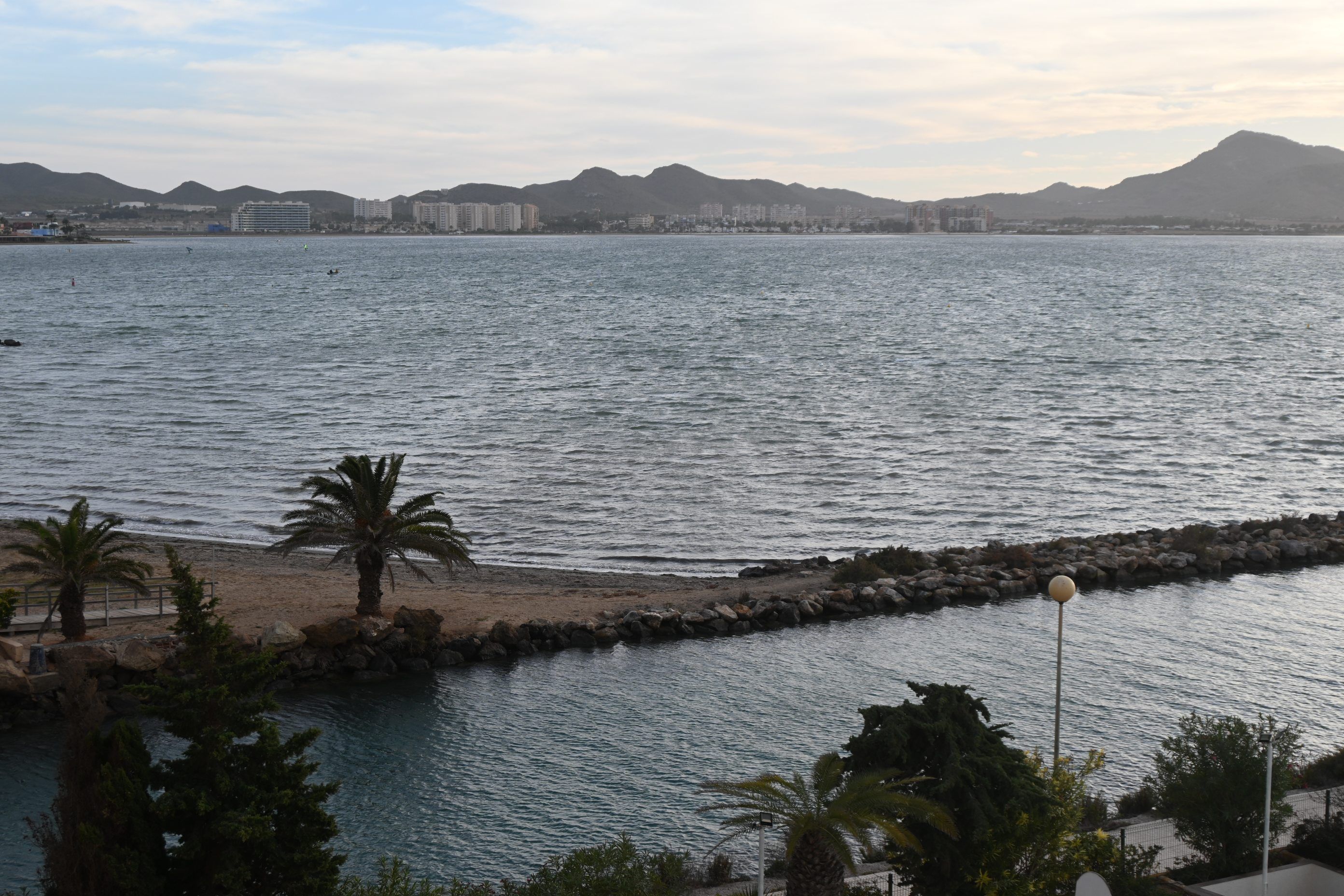 Vista exterior de Apartament en venda en La Manga del Mar Menor amb Aire condicionat, Calefacció i Jardí privat