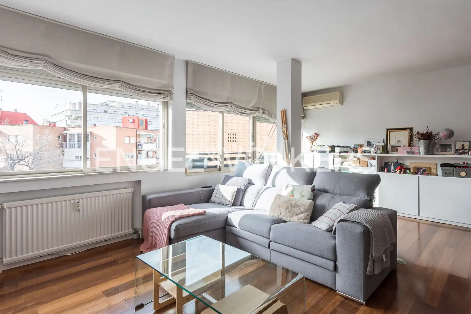 Living room of Flat for sale in Madrid  with Air Conditioner, Heating and Parquet flooring