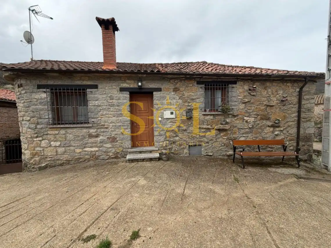 Vista exterior de Casa o xalet en venda en Los Barrios de Luna  amb Calefacció i Moblat