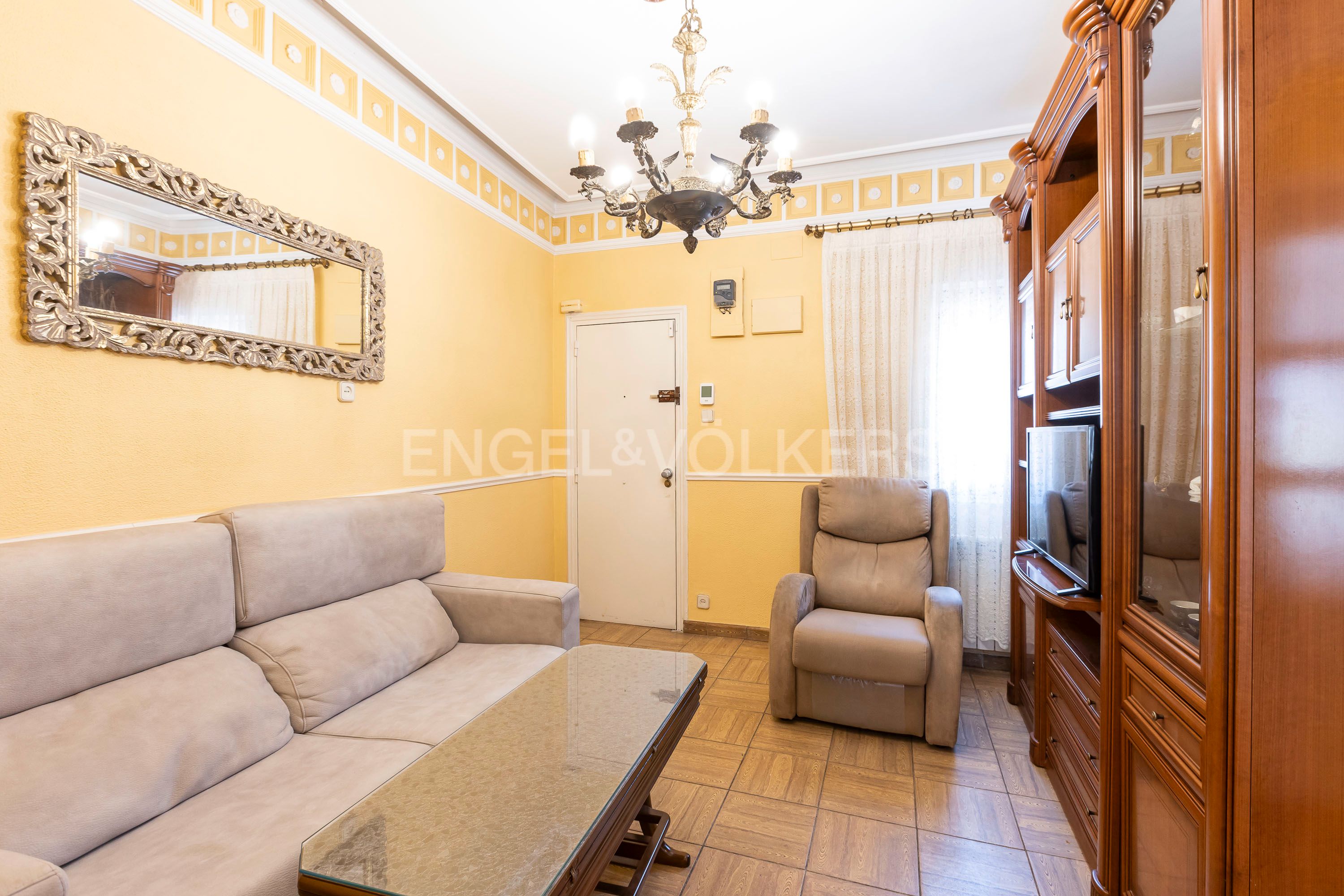 Sala d'estar de Apartament en venda en  Madrid Capital amb Calefacció, Traster i Moblat