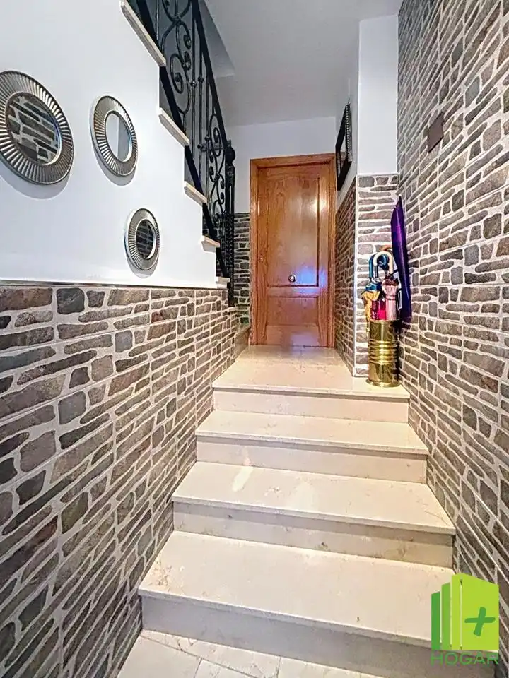 Casa adosada en venta en Jaén con Aire acondicionado, Terraza y Balcón