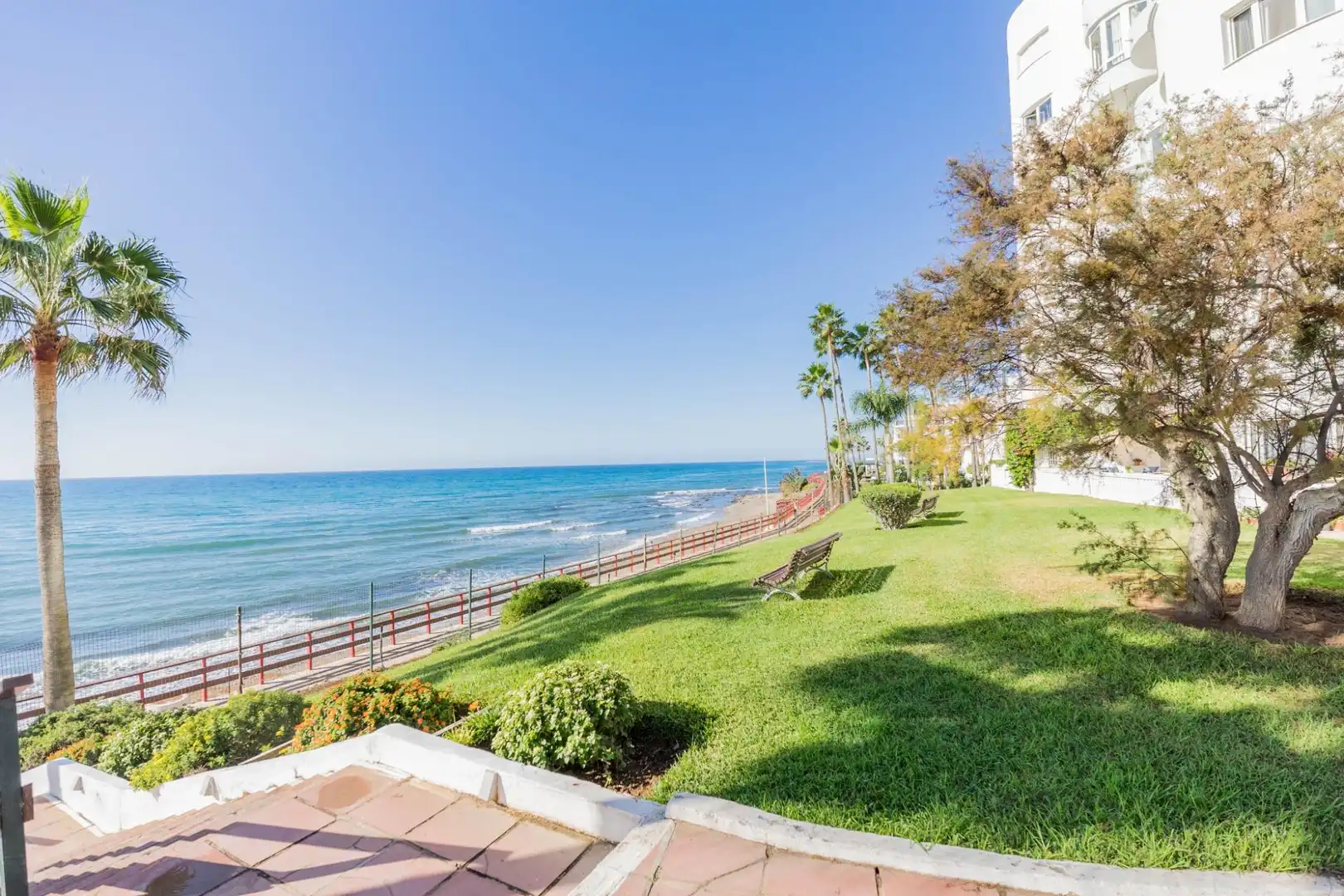 Vista exterior de Estudi en venda en Marbella amb Aire condicionat, Jardí privat i Moblat