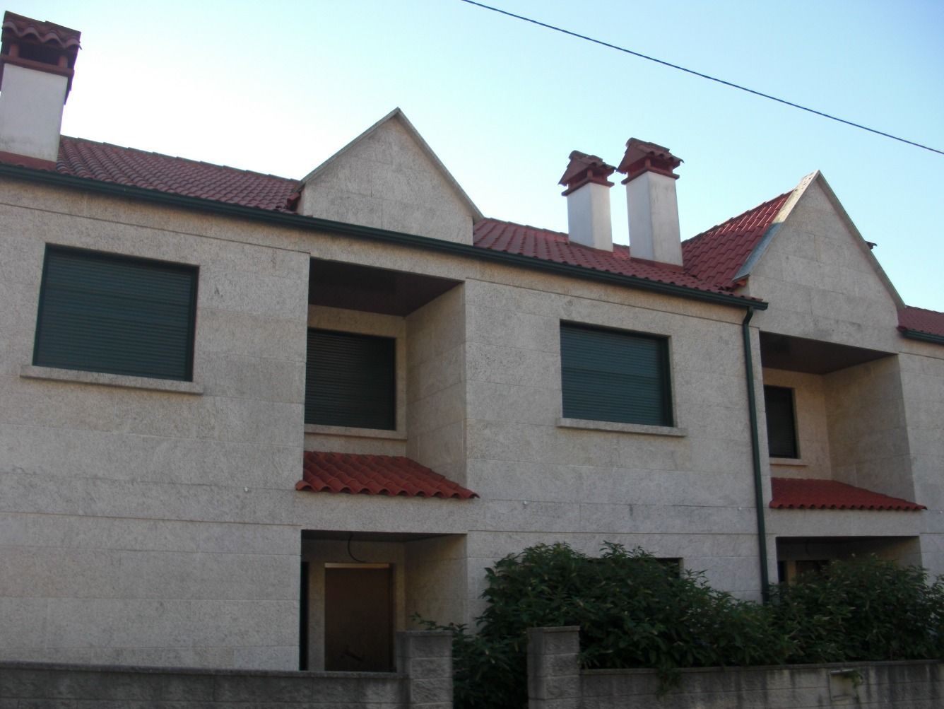 Außenansicht von Einfamilien-Reihenhaus zum verkauf in A Baña   mit Parkett, Abstellraum und Gemeinschaftspool