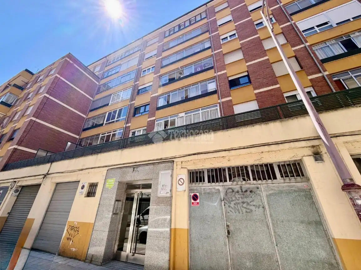 Vista exterior de Pis en venda en León Capital  amb Calefacció, Parquet i Terrassa