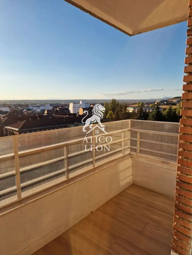 Terrassa de Àtic en venda en León Capital  amb Calefacció, Parquet i Terrassa