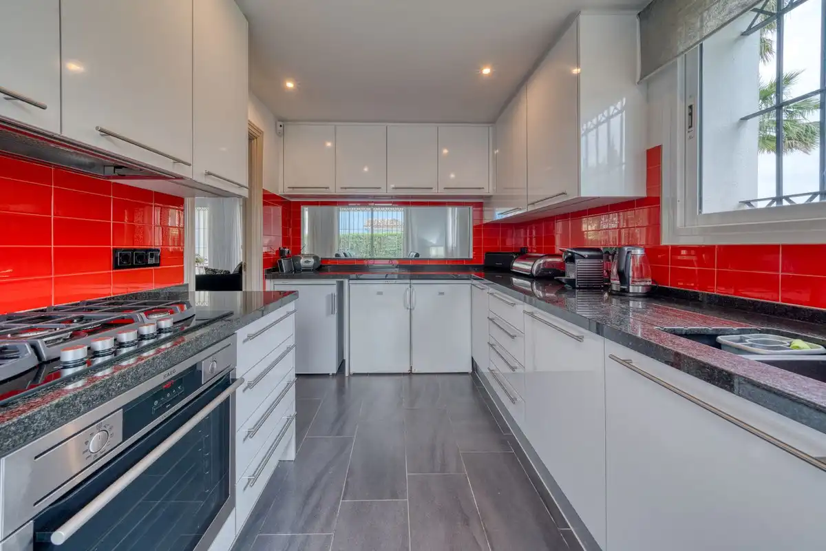 Cocina de Casa o chalet en venta en Manilva con Aire acondicionado, Jardín privado y Terraza