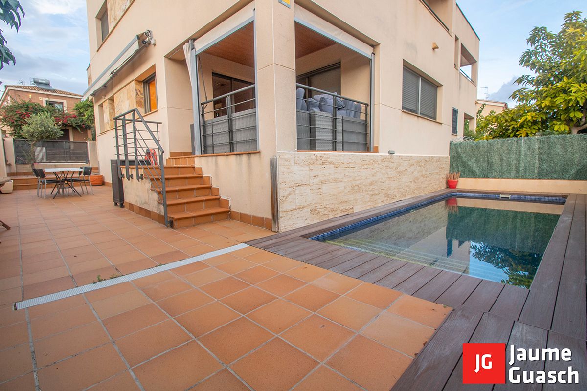 Piscina de Casa adosada en venda en La Nou de Gaià amb Calefacció, Jardí privat i Parquet