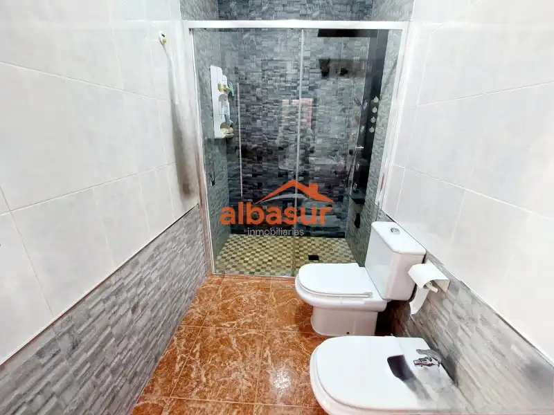 Bany de Casa o xalet en venda en Córdoba amb Aire condicionat, Calefacció i Jardí privat