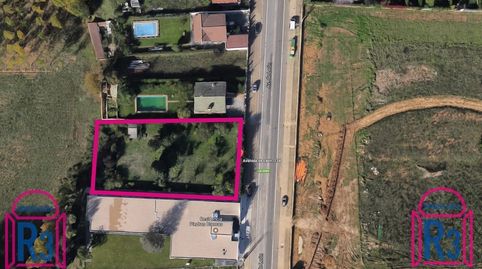 Finca urbana de 1728 m² solar con varias opciones urbanísticas (individual, adosado y vivienda con altura). Al principio de Carbaj