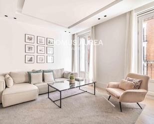 Living room of Flat to rent in  Madrid Capital  with Air Conditioner, Heating and Parquet flooring