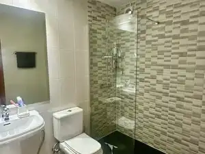 Badezimmer von Dachboden zum Verkauf in Figueres mit Klimaanlage, Heizung und Terrasse