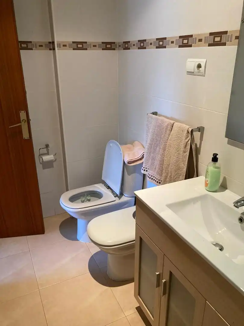 Baño de Piso de alquiler en Rubí con Aire acondicionado, Terraza y Amueblado