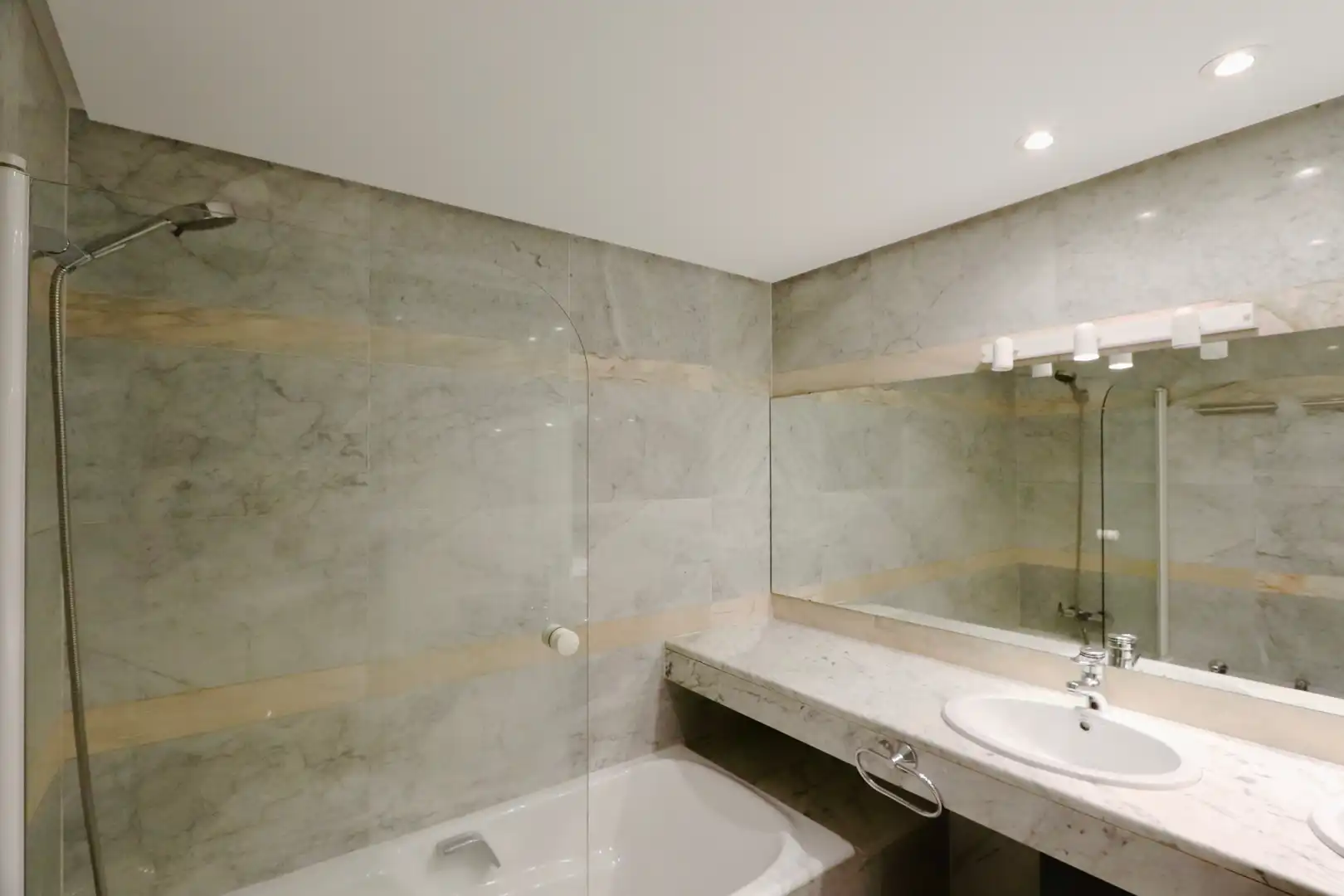 Bathroom of Flat for sale in Madrid  with Air Conditioner, Heating and Private garden