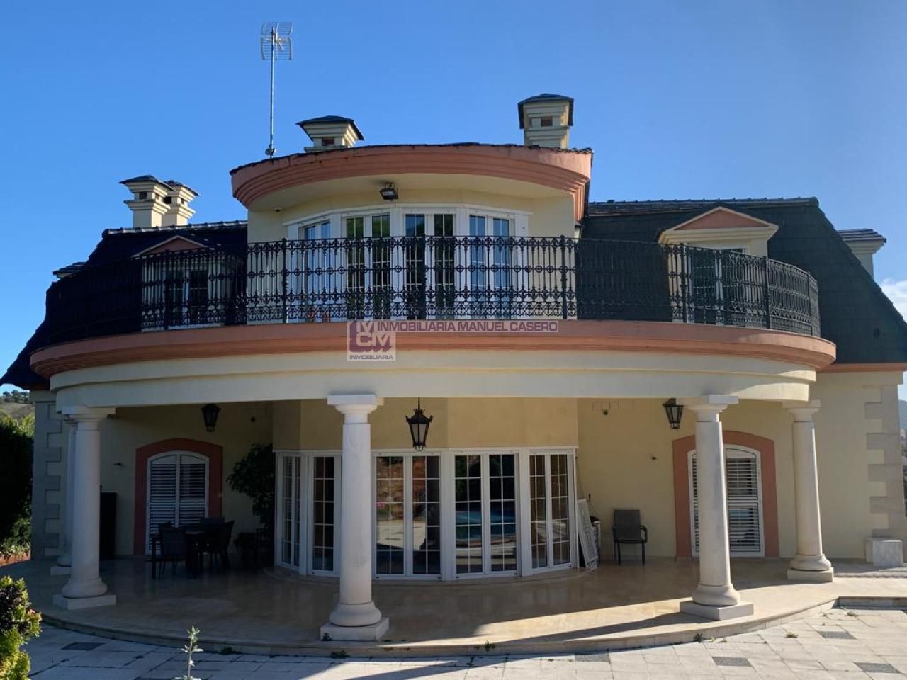Vista exterior de Casa o xalet en venda en Cáceres Capital amb Calefacció, Jardí privat i Traster