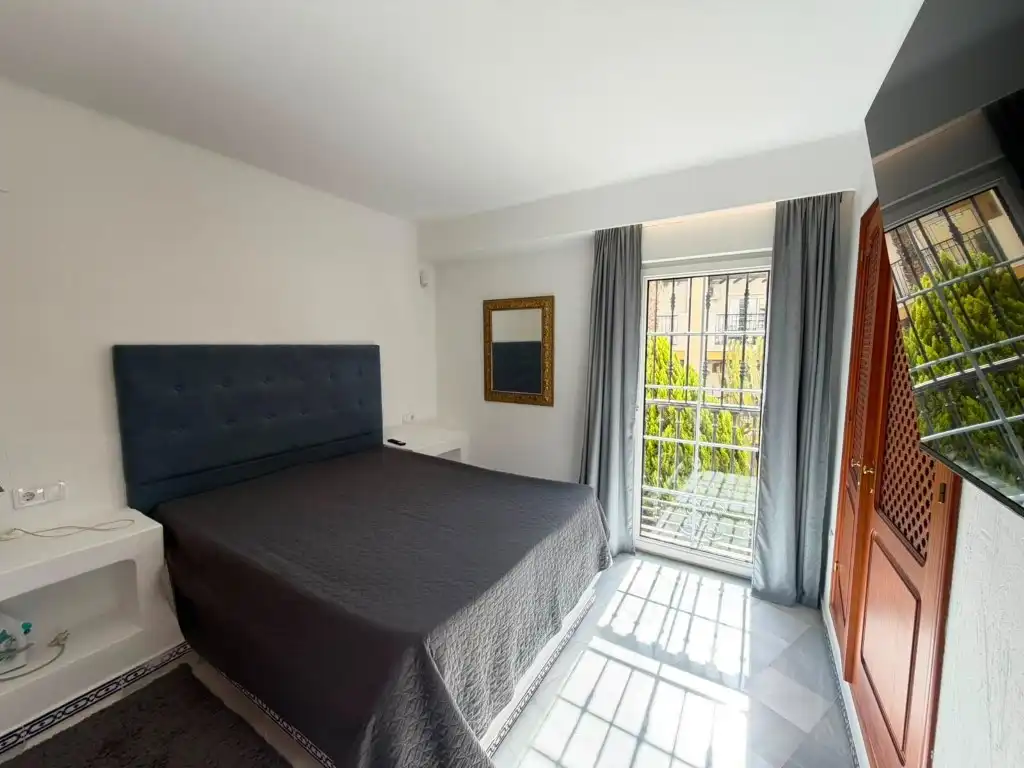 Dormitori de Apartament en venda en Torrevieja amb Jardí privat i Forn