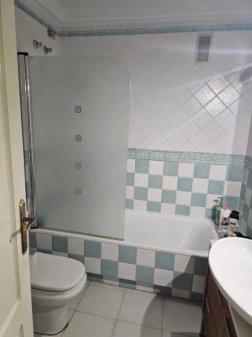 Bany de Apartament de lloguer en Guardamar del Segura amb Aire condicionat, Calefacció i Moblat