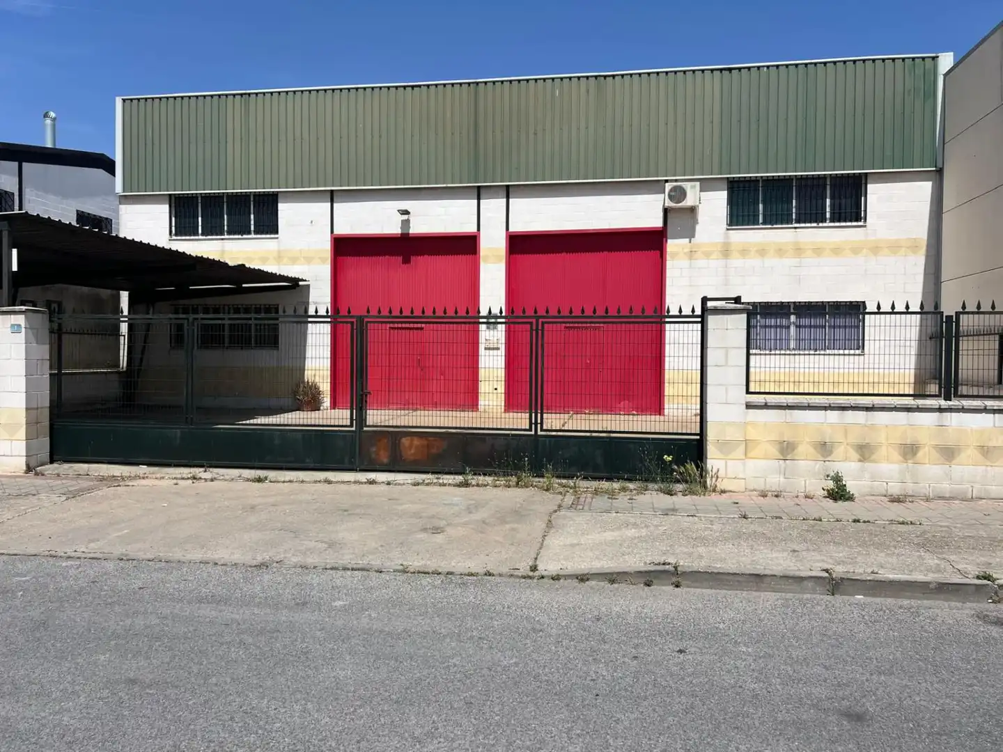 Vista exterior de Nave industrial en venta en Utrera