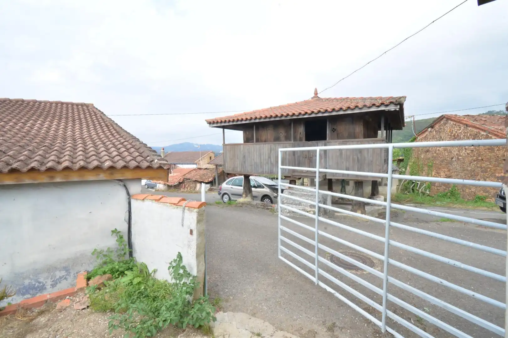 Vista exterior de Finca rústica en venda en Oviedo  amb Traster