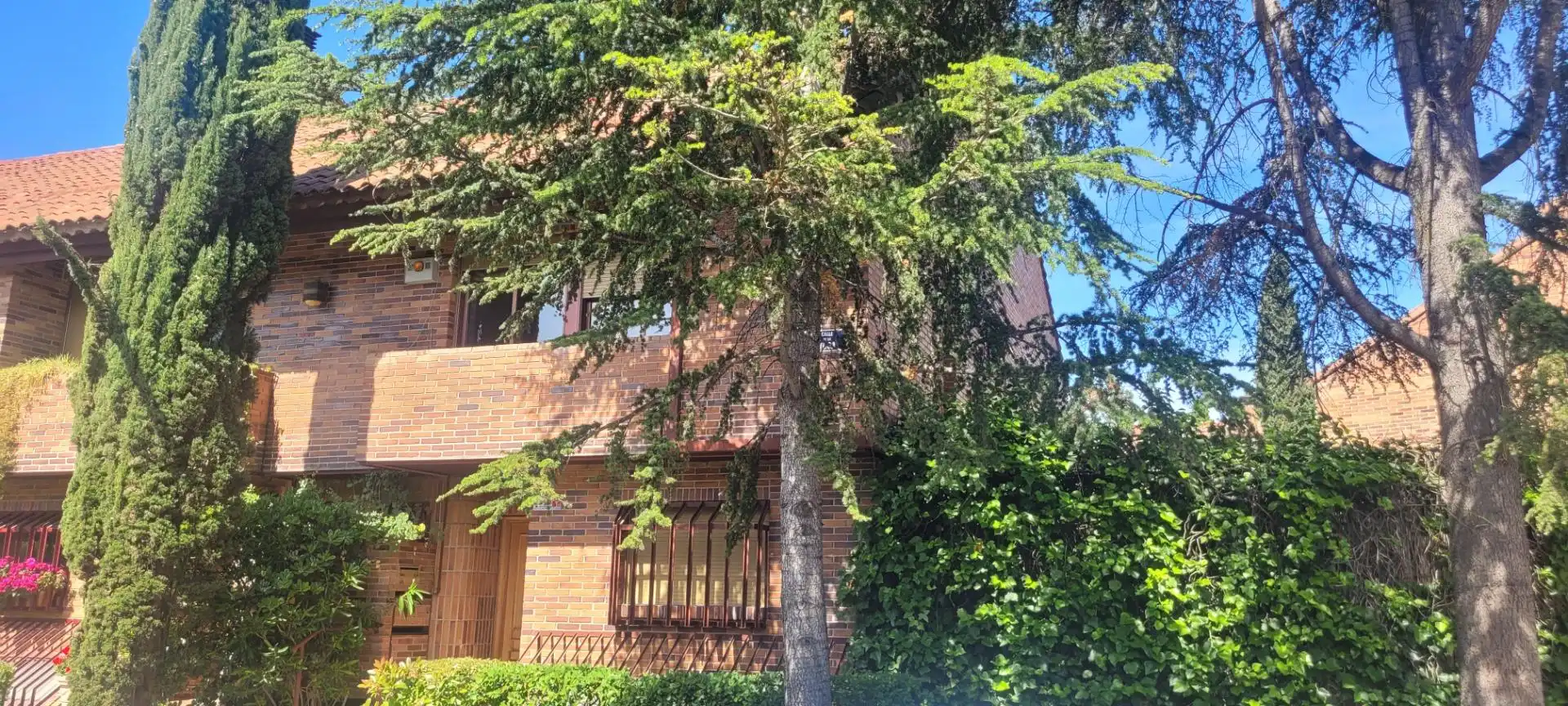 Vista exterior de Casa adosada de lloguer en Majadahonda amb Calefacció, Jardí privat i Parquet