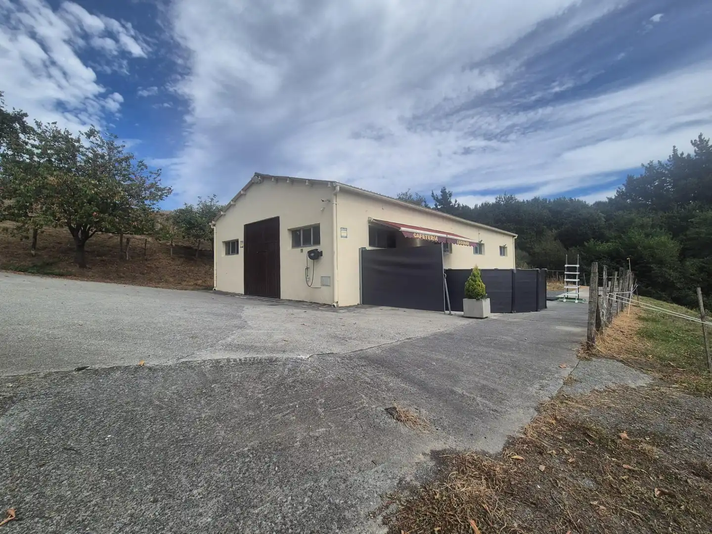 Vista exterior de Nave industrial en venta en Zalla 