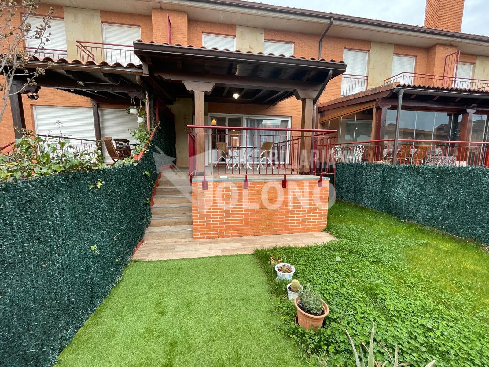 Terrasse von Einfamilien-Reihenhaus zum Verkauf in Alesanco mit Heizung, Privatgarten und Möbliert