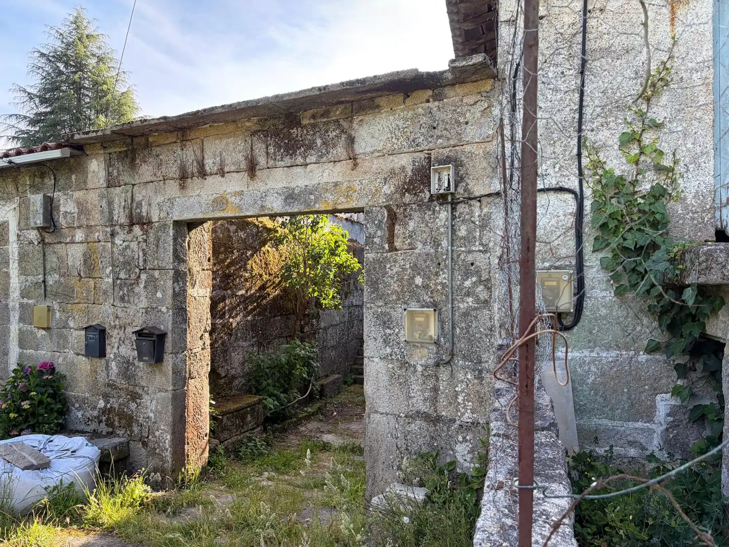 Außenansicht von Einfamilien-Reihenhaus zum Verkauf in San Cristovo de Cea mit Privatgarten und Balkon