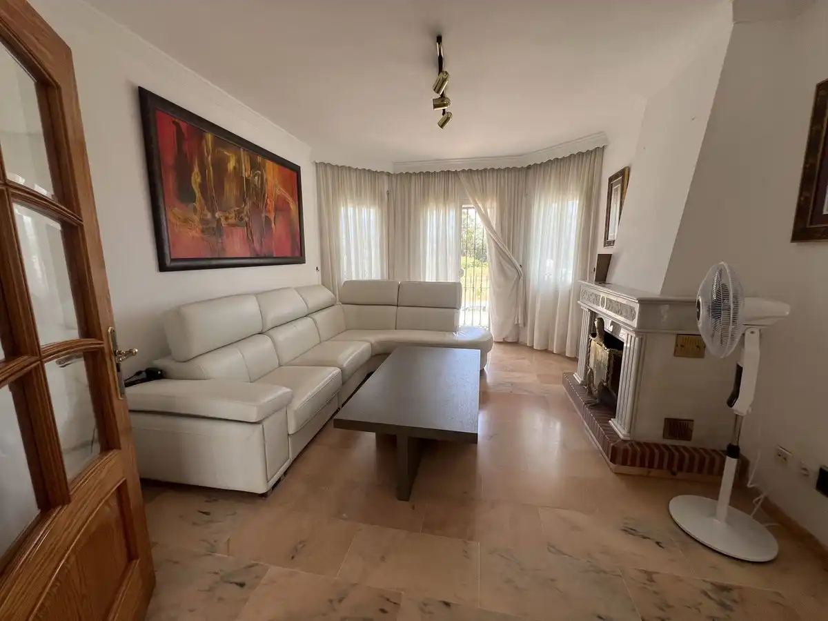 Sala d'estar de Casa adosada en venda en Marbella amb Terrassa i Alarma
