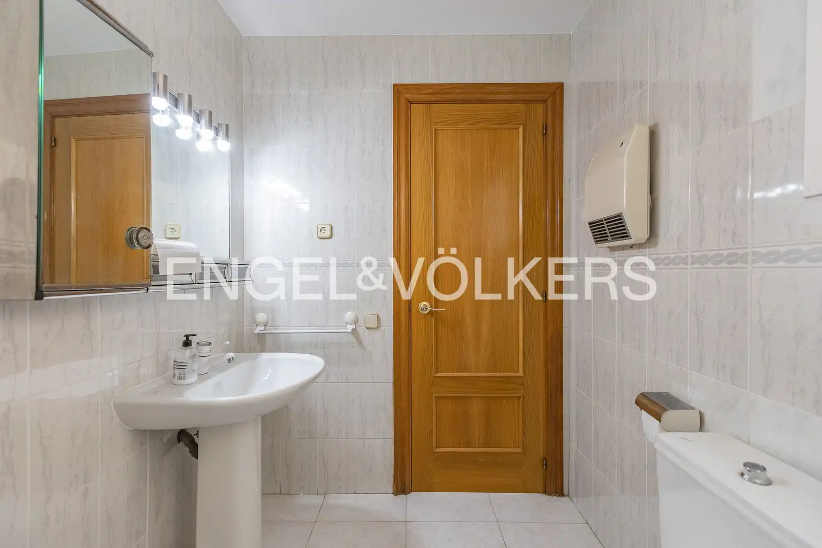 Baño de Dúplex en venta en Palau-solità i Plegamans con Calefacción, Terraza y Balcón