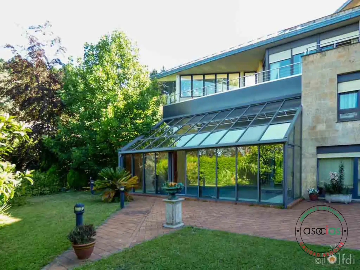 Vista exterior de Casa o xalet en venda en Oviedo  amb Calefacció, Jardí privat i Parquet