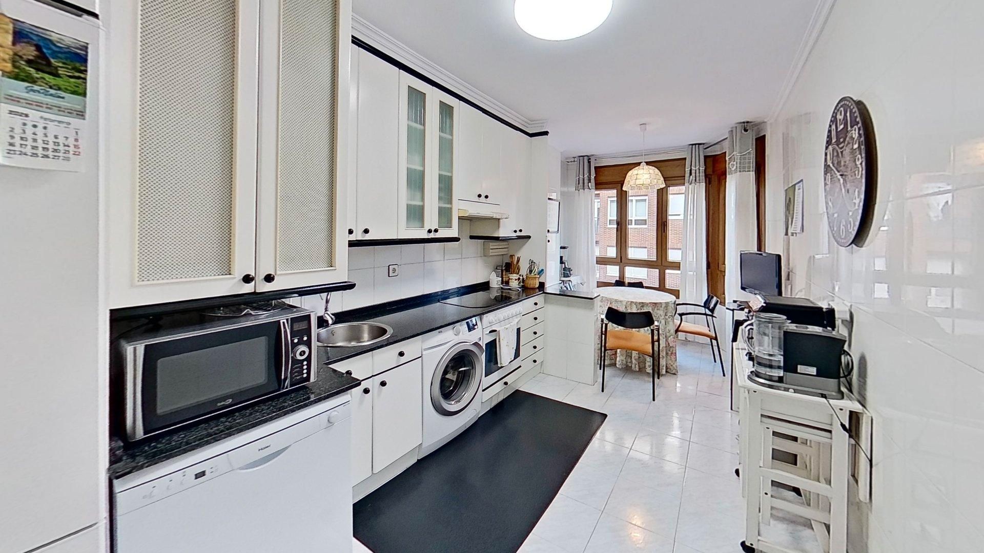 Cuina de Pis en venda en Gijón  amb Calefacció i Traster