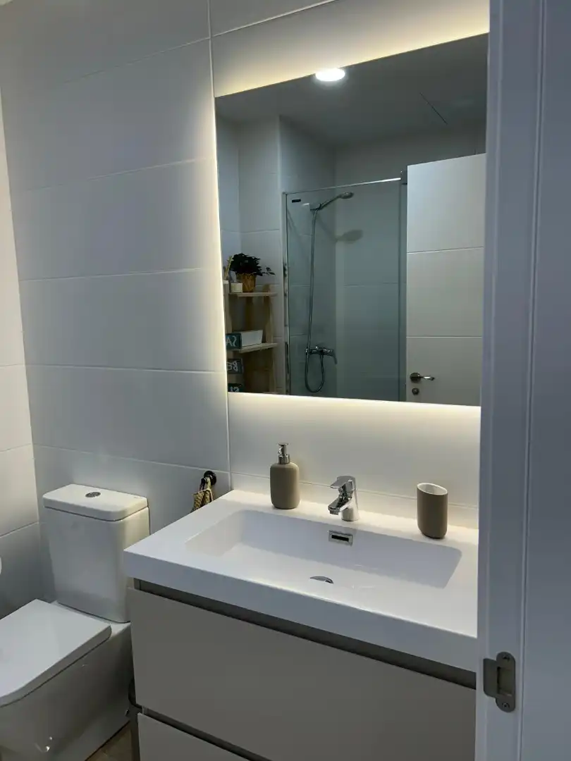 Bany de Apartament de lloguer en Chipiona amb Aire condicionat, Calefacció i Terrassa