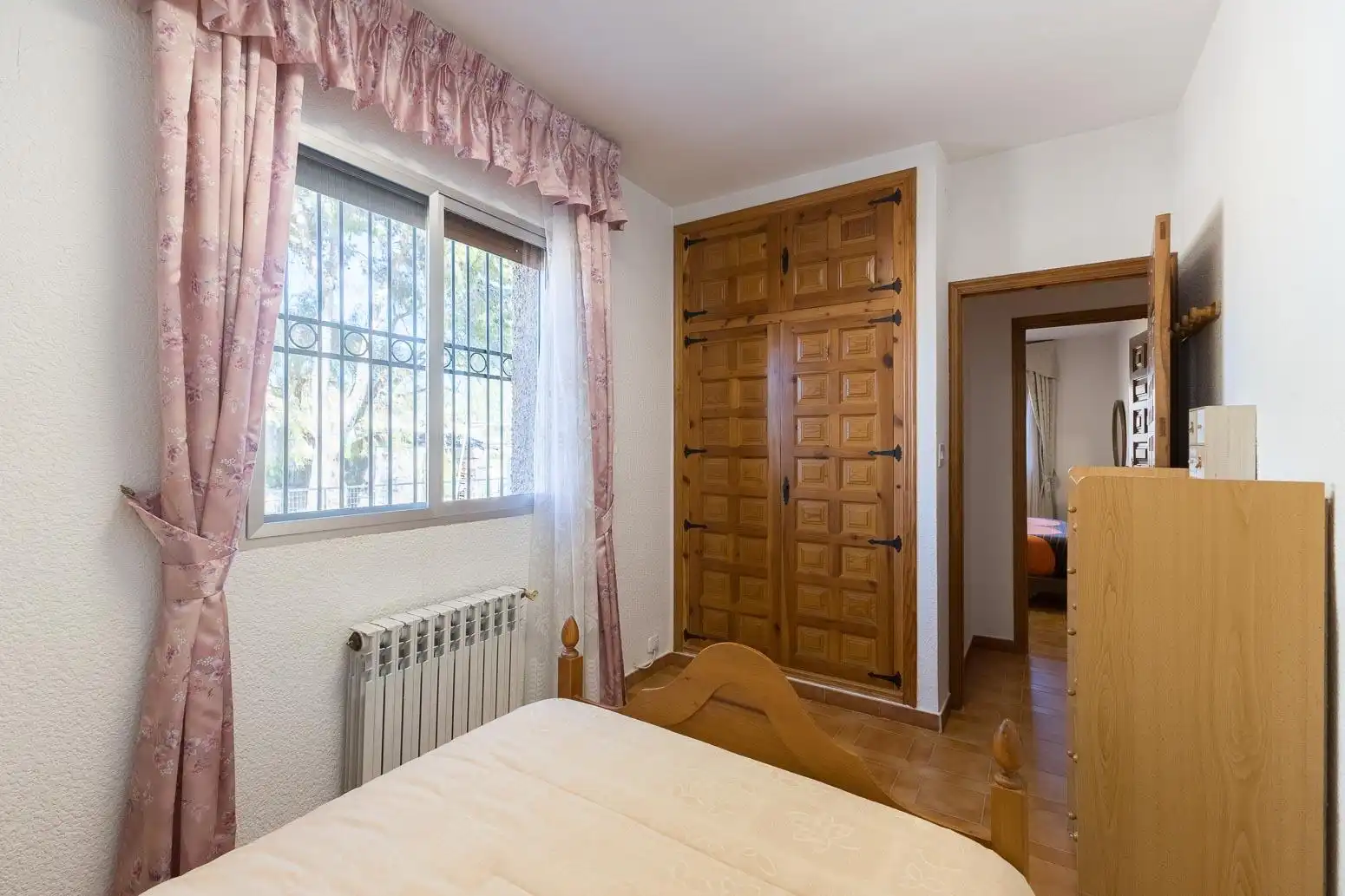 Habitación de Casa o chalet en venta en La Pobla de Vallbona con Aire acondicionado, Calefacción y Jardín privado