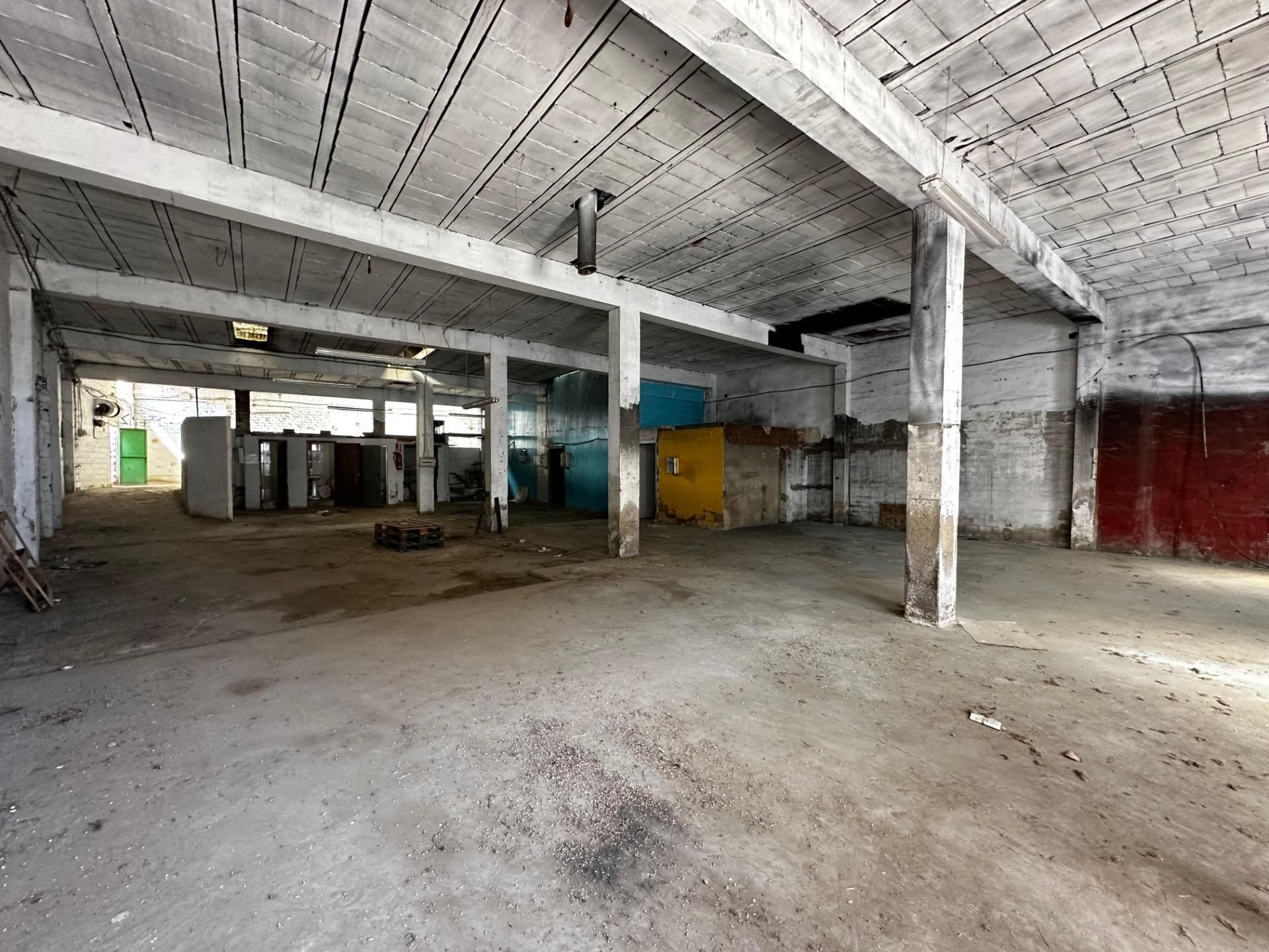 Industrial buildings for sale in Real