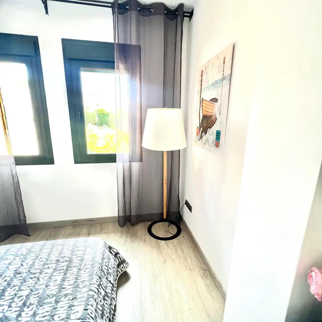 Schlafzimmer von Dachboden zur Miete in Estepona mit Klimaanlage, Terrasse und Schwimmbad