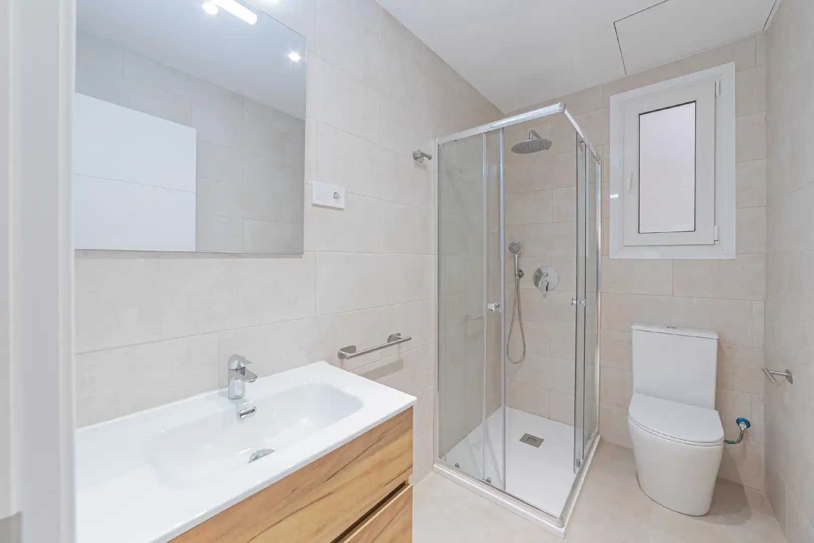 Baño de Apartamento en venta en Barcelona con Aire acondicionado, Calefacción y Parquet