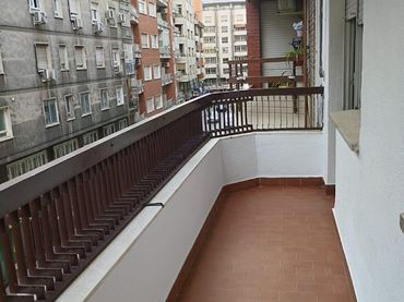 Pis amb balcó en venda a Avenida Granada