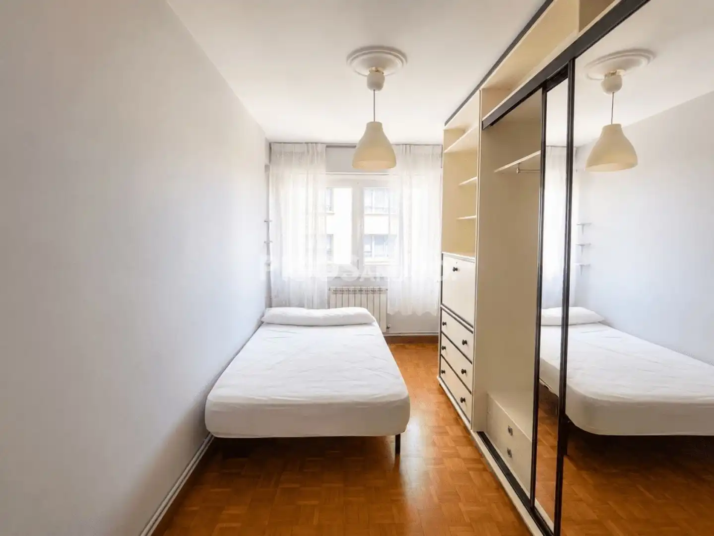 Schlafzimmer von Wohnung zur Miete in A Coruña Capital  mit Heizung und Möbliert