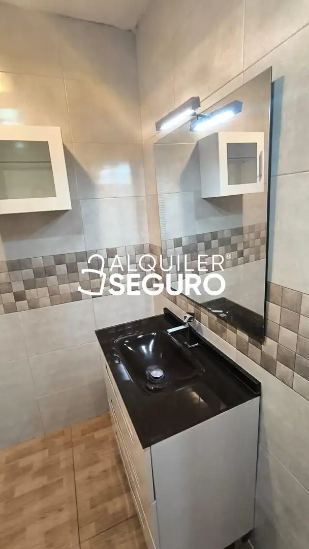 Bathroom of Flat for rent in Sevilla  with Air Conditioner