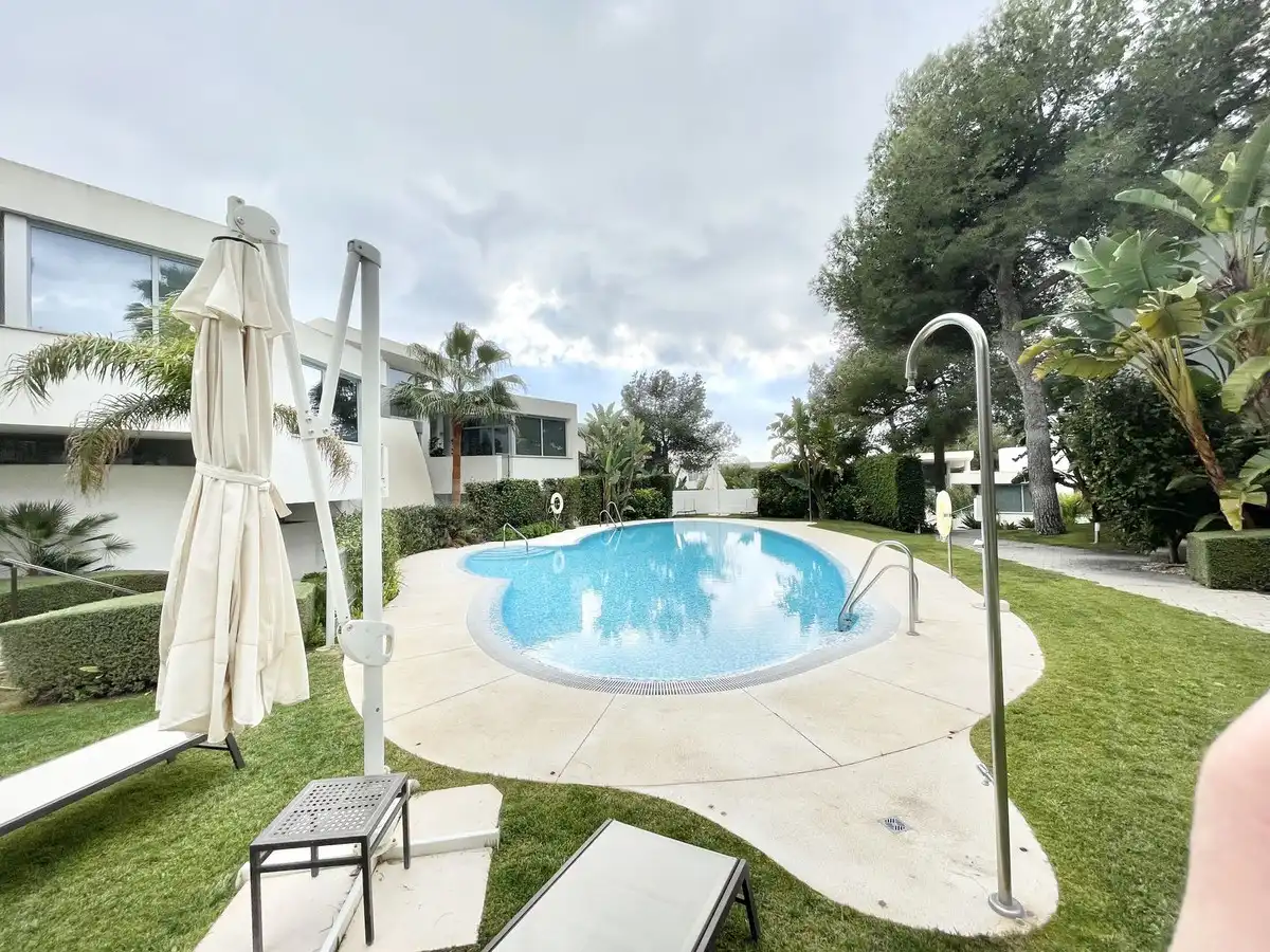 Piscina de Casa adosada en venda en Marbella amb Aire condicionat, Terrassa i Moblat