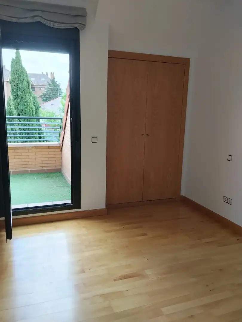 Dormitori de Dúplex de lloguer en Pozuelo de Alarcón amb Aire condicionat, Calefacció i Terrassa