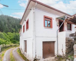 Vista exterior de Casa o xalet en venda en Cangas del Narcea amb Calefacció, Terrassa i Traster