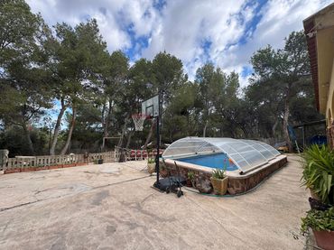 Casa rústica amb balcó en venda a Castalla