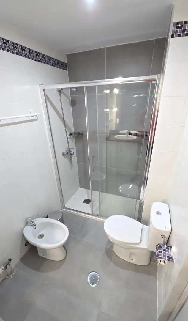 Bany de Apartament de lloguer en Cáceres amb Aire condicionat, Calefacció i Moblat