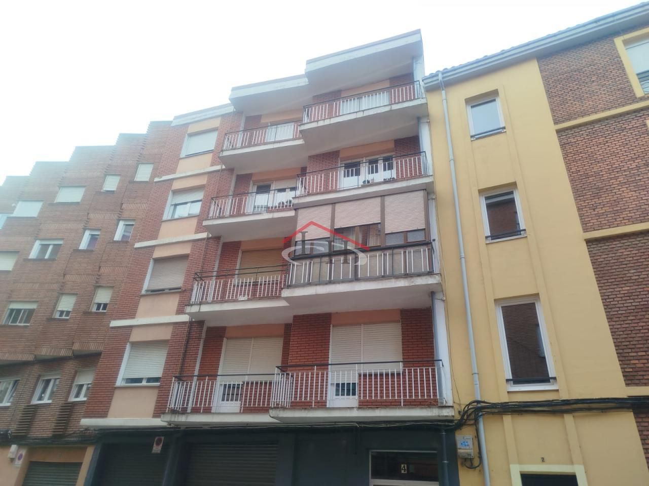 Vista exterior de Piso en venta en León Capital  con Calefacción, Terraza y Trastero