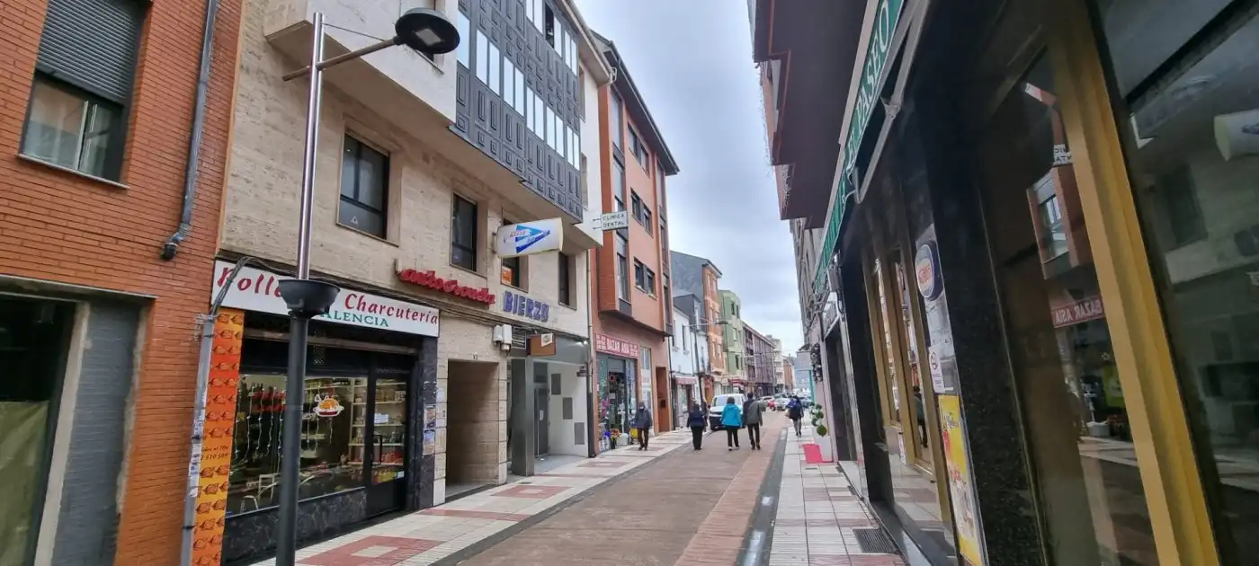Vista exterior de Oficina en venda en Bembibre amb Terrassa i Moblat