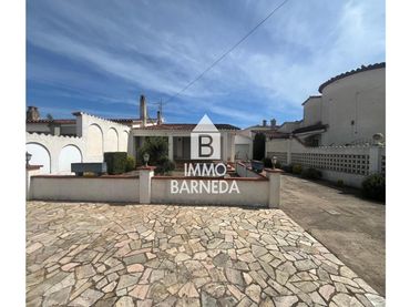 Maison avec balcon à vendre à peni 115