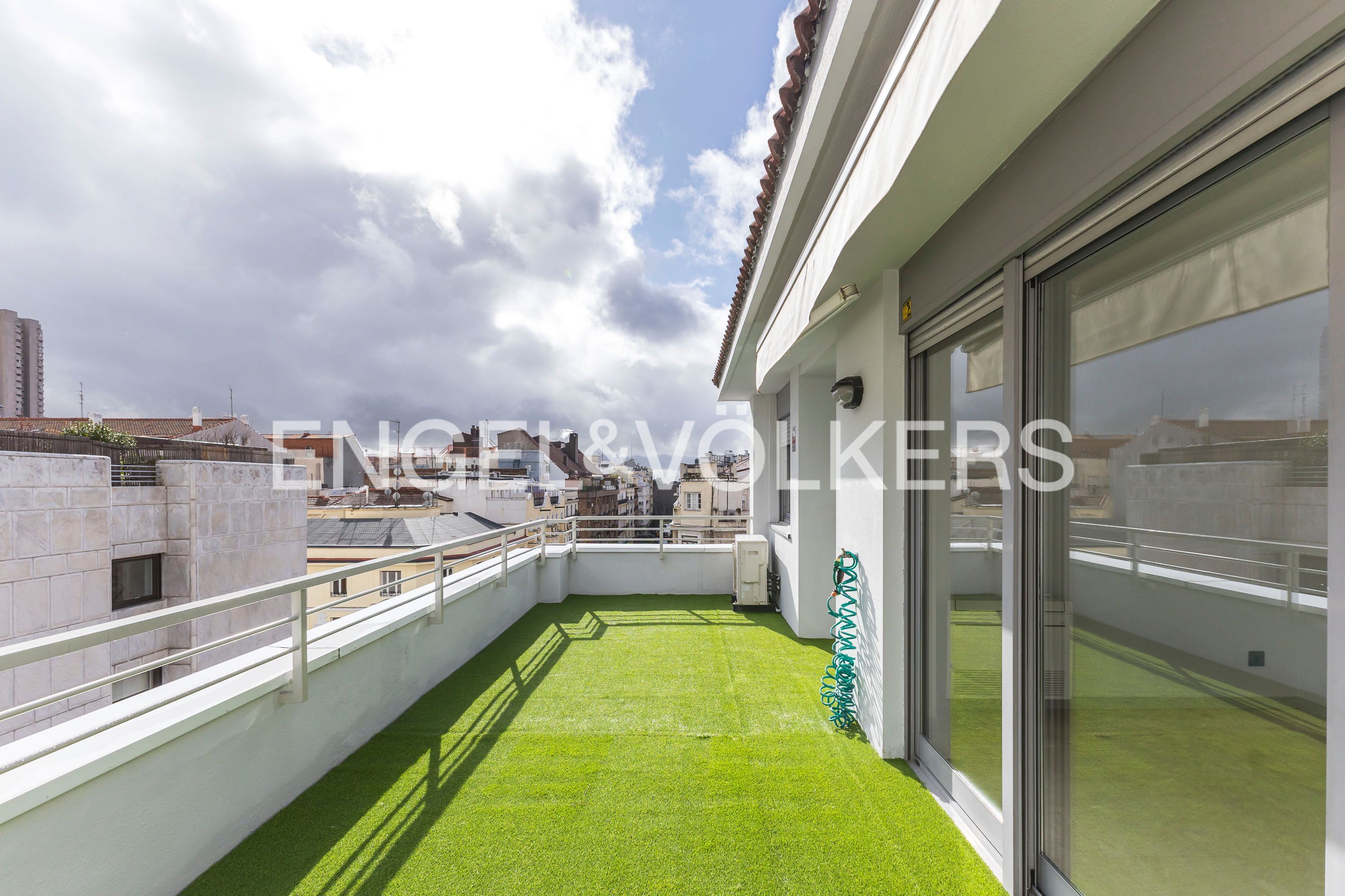 Terraza de Ático de alquiler en  Madrid Capital con Aire acondicionado, Calefacción y Parquet